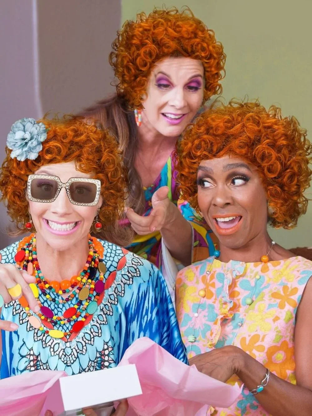 Chic Landlady Costume Set: Caftan Dress, Curly Wig, Jewelry & Sunglasses for